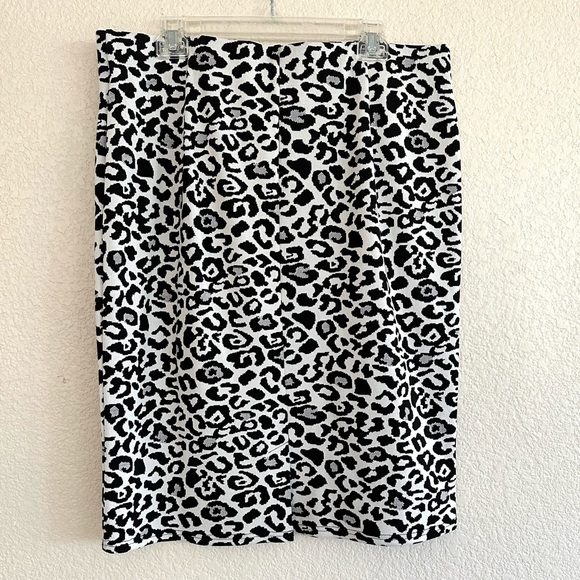 Marc NY Andrew Marc Animal Print Elastic Knit Skirt - Picture 7 of 12